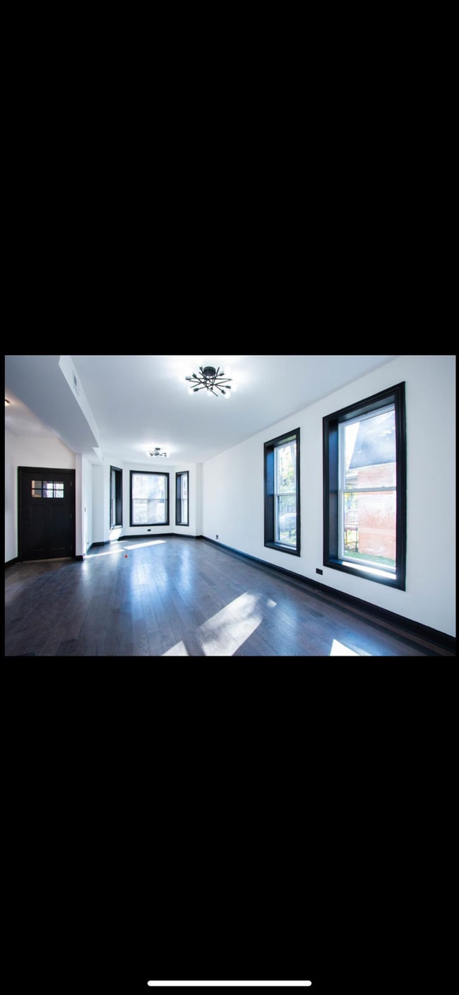 Building Photo - 614 N Troy St