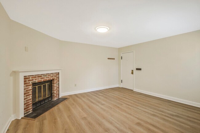 Building Photo - 2105 N Taft St