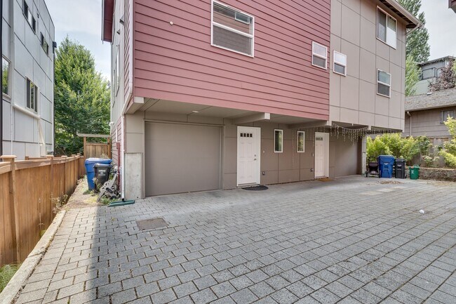 Building Photo - Spacious 3 bedroom townhouse in West Seattle!