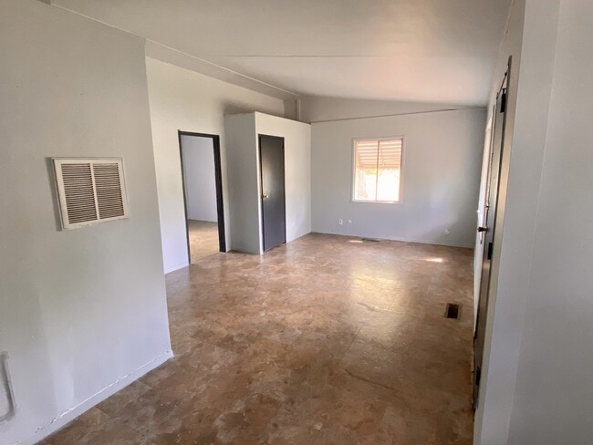 Building Photo - 413 N Beard St