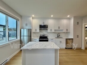Building Photo - 1665 Highland Dr N