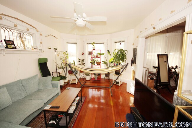 Foto del edificio - 29 Justin Rd