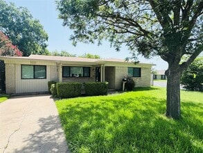 Building Photo - 816 Lakeside Dr