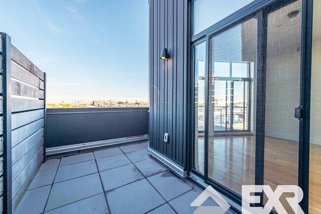 Foto del edificio - 5527 Myrtle Ave