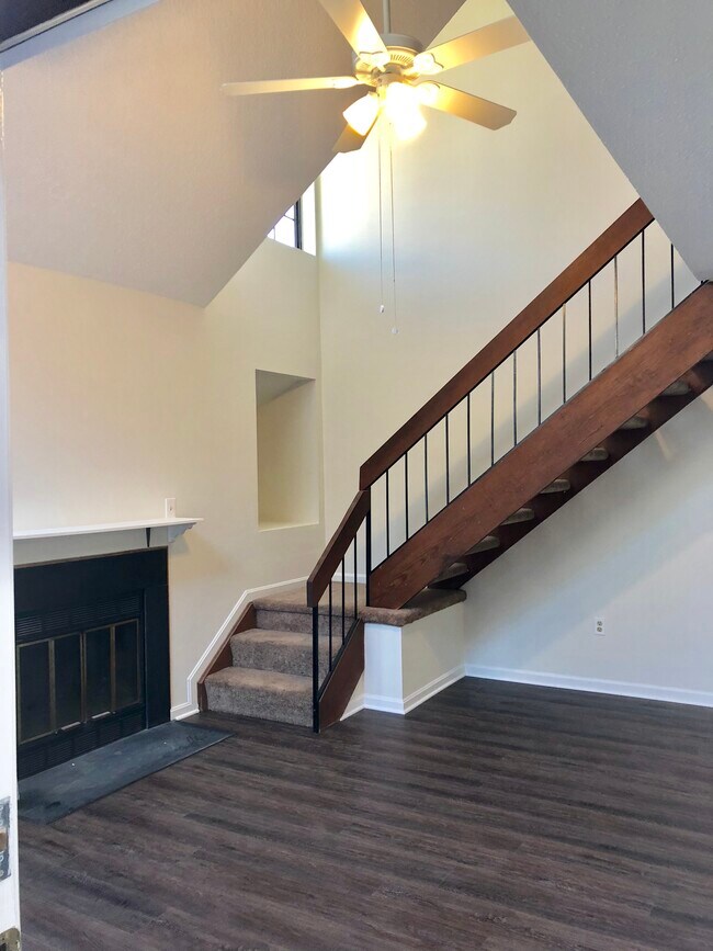 Building Photo - 1617 Carriage House Terrace