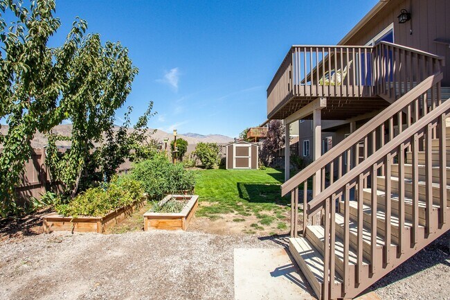 Building Photo - 2 Bedroom & 1 Bathroom with Privacy at it'...