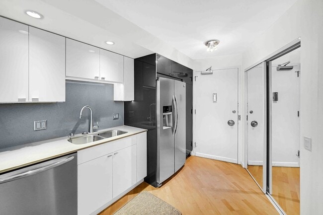 Building Photo - 300 N State St