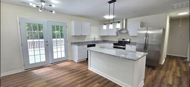 Foto del edificio - Renovated 4BD/1.5BA Ranch in Windsor Park!