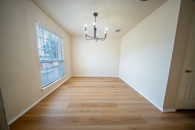 Building Photo - 1218 Post Oak Trail