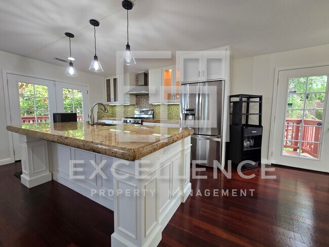 Building Photo - Beautifully Updated 4/3 with Office and Vi...