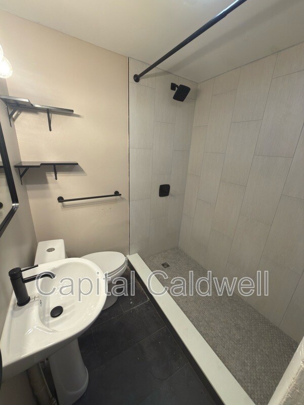 Building Photo - 304 E Hanna Ave