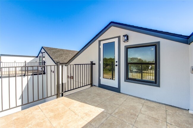 Building Photo - 2930 El Fenice Ln