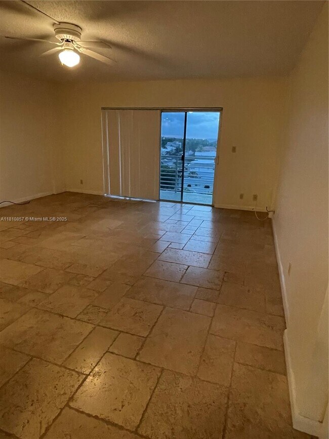 Foto del edificio - 2900 NE 30th St