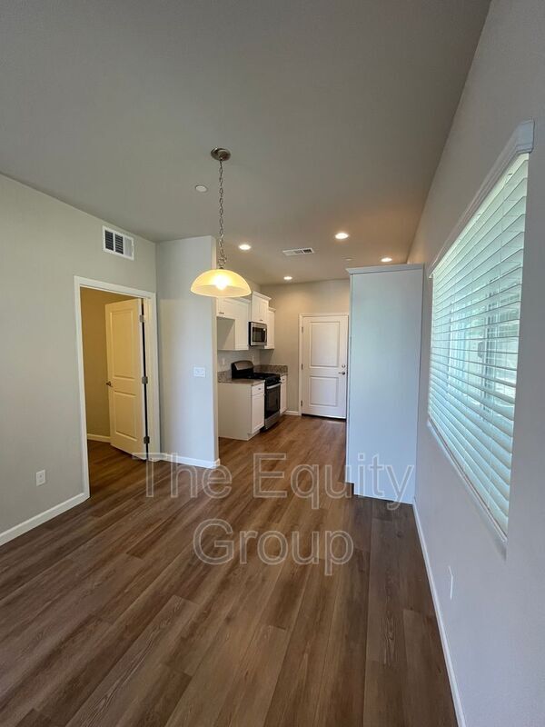 Building Photo - 405 S Summit St