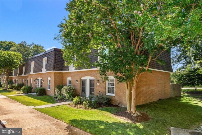 Foto del edificio - 8123 Kingsway Ct