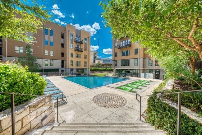 Building Photo - River House
