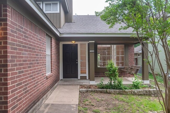 Building Photo - 1004 Kavanagh Dr