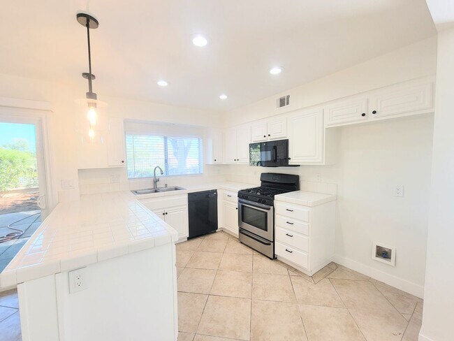 Foto del edificio - Gorgeous Paloma Del Sol Home - Newer paint...