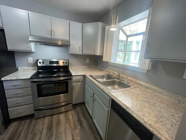 Foto del edificio - Forest Townhome