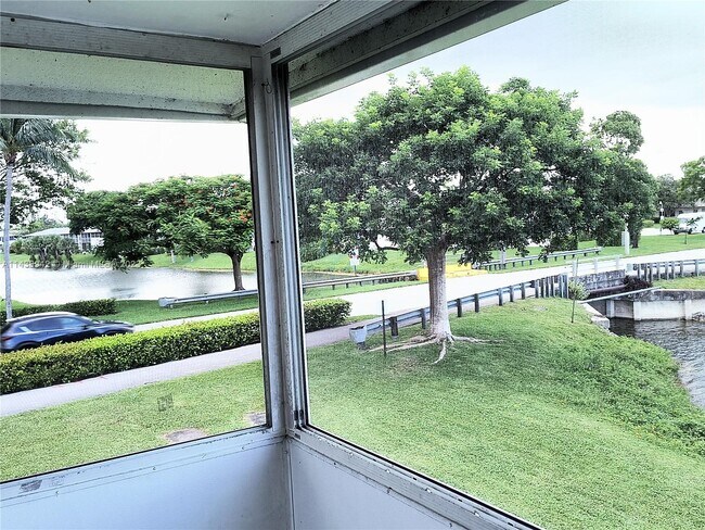 Building Photo - 96 Berkshire D