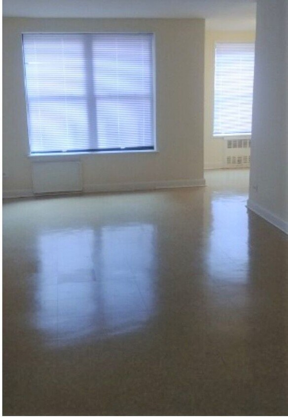 Foto principal - 44-35 Colden St