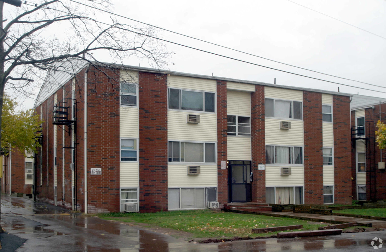 Hampton Gardens - Hampton Gardens Apartments