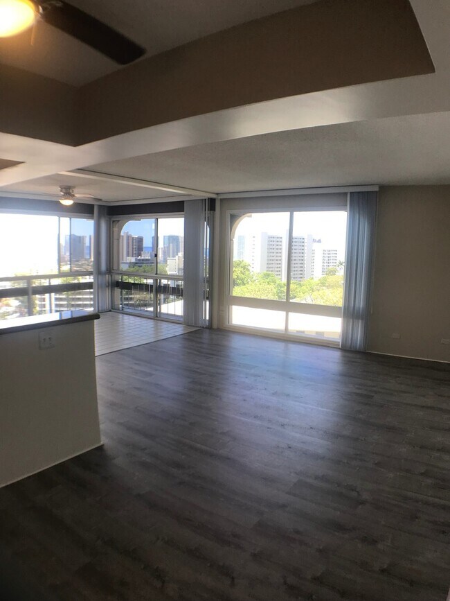 Building Photo - Royal Vista- Renovated 2 Bedroom, 2 Bathro...