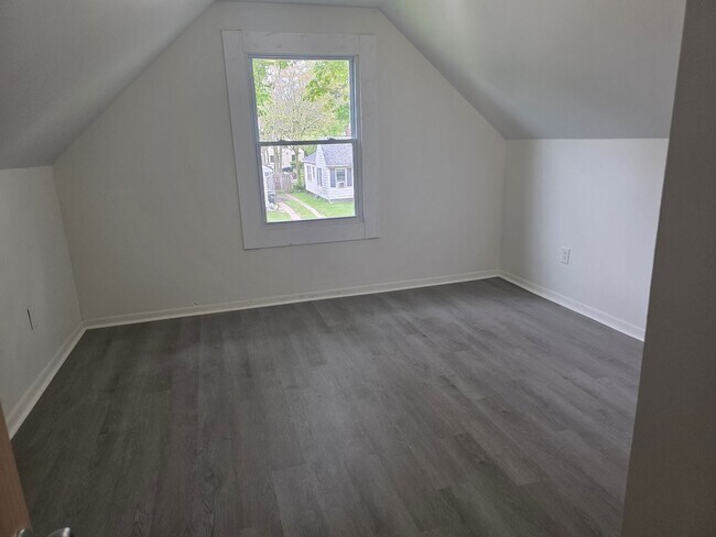 Building Photo - Updated 4-Bedroom, 1-Bathroom Home with Garage & Basement – $1,425/Month | Accepting Section 8
