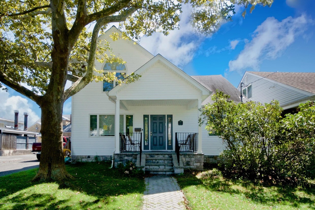 Primary Photo - 409 Burlington Ave