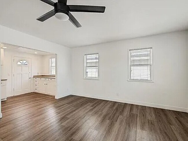 Foto del edificio - 1737 Greenwood Ave