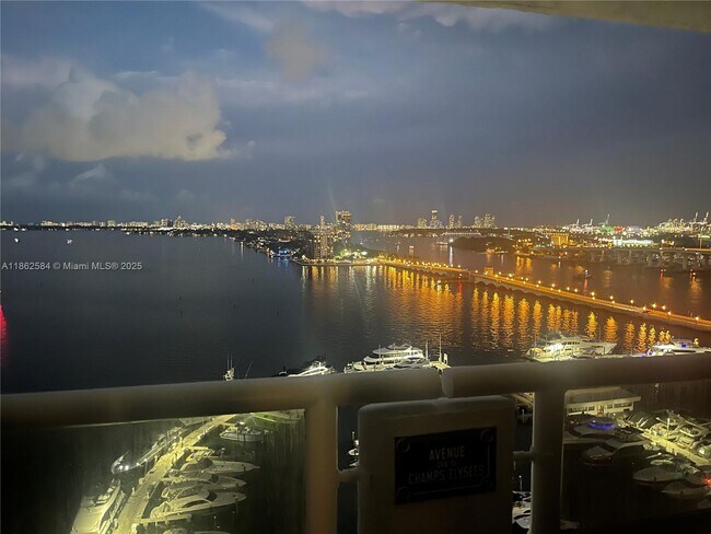 Building Photo - 1717 N Bayshore Dr