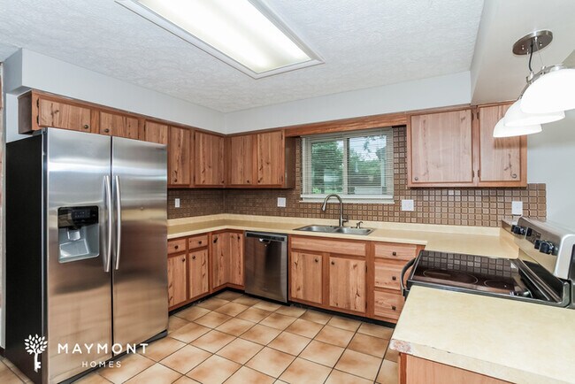 Building Photo - 8233 Lake Ridge Dr