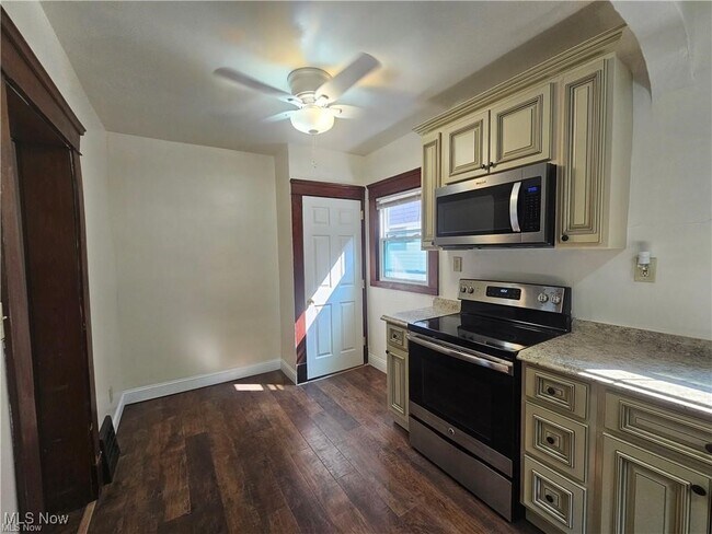 Foto del edificio - 8906 Tioga Ave