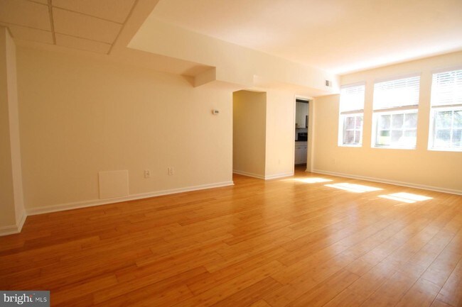 Building Photo - 1736 Queens Lane