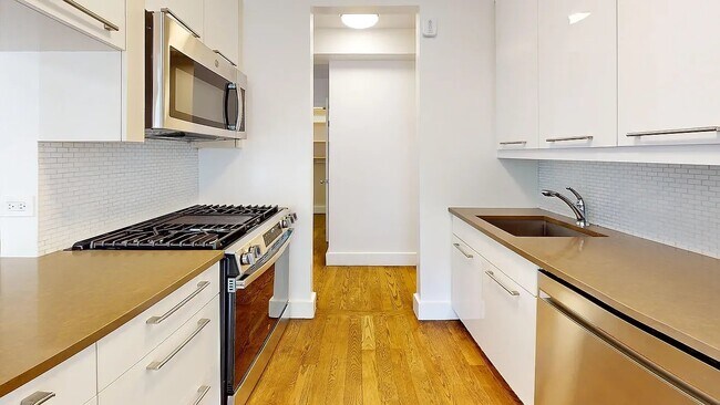 Building Photo - 220 E 63rd St