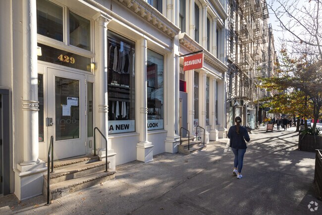 Entrada - 427-429 W Broadway
