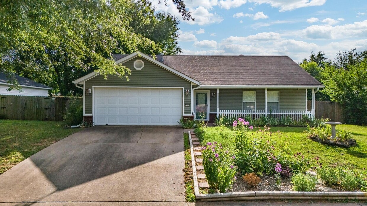 Primary Photo - Energy-Efficient 3-Bedroom Home with Lawn ...
