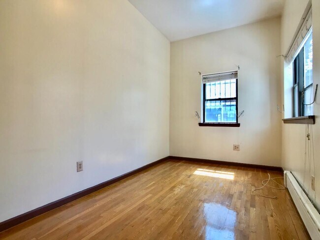 Building Photo - 306 W 106th St