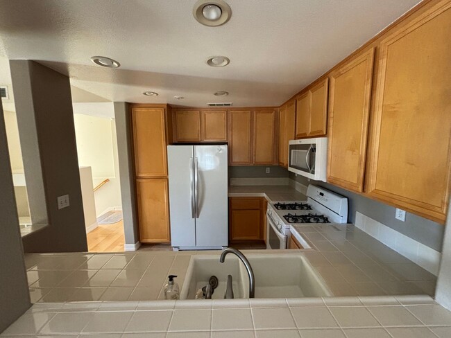 Building Photo - Beautiful 2-Bedroom Condo in the Village W...