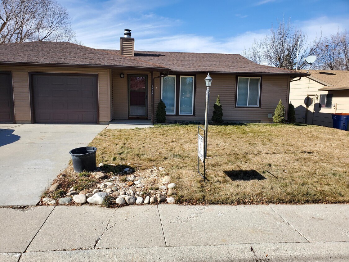 Primary Photo - 4845 Kachinas Ave