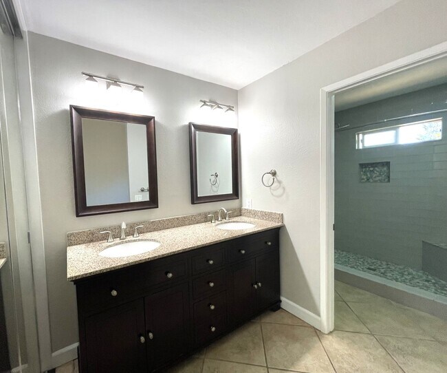 Foto del edificio - 1525 W Country Club Ln