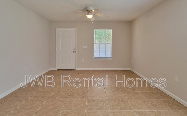 Building Photo - 1382 Manotak Ave