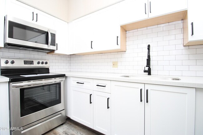 Foto del edificio - 2807 E Paradise Ln