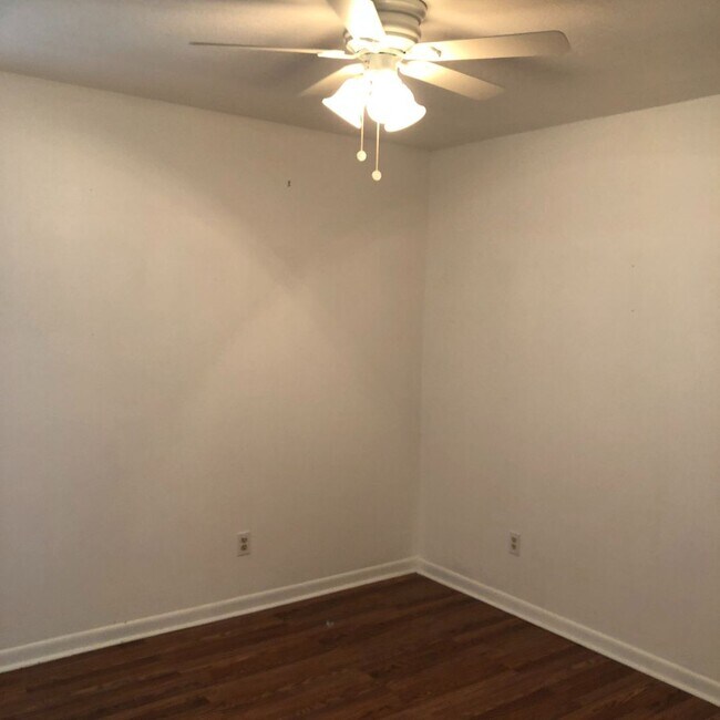 Building Photo - CUTE TWO BEDROOM ONE BATH DUPLEX ON SHUTTLE ROUTE