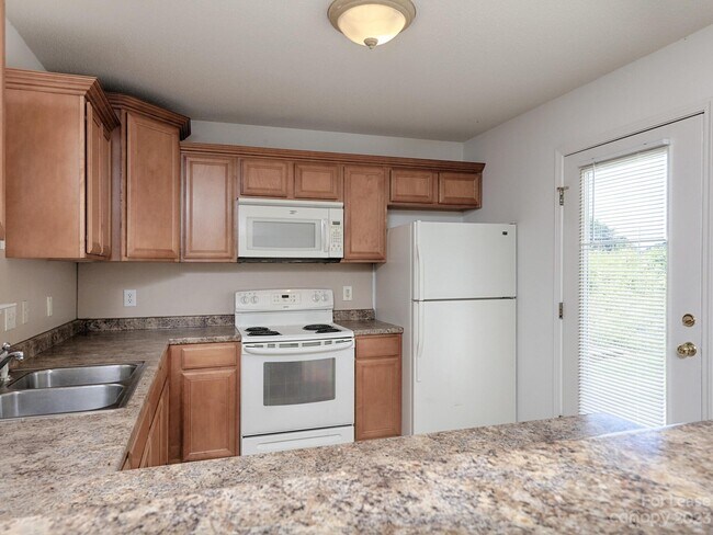 Building Photo - 117 Clusters Cir