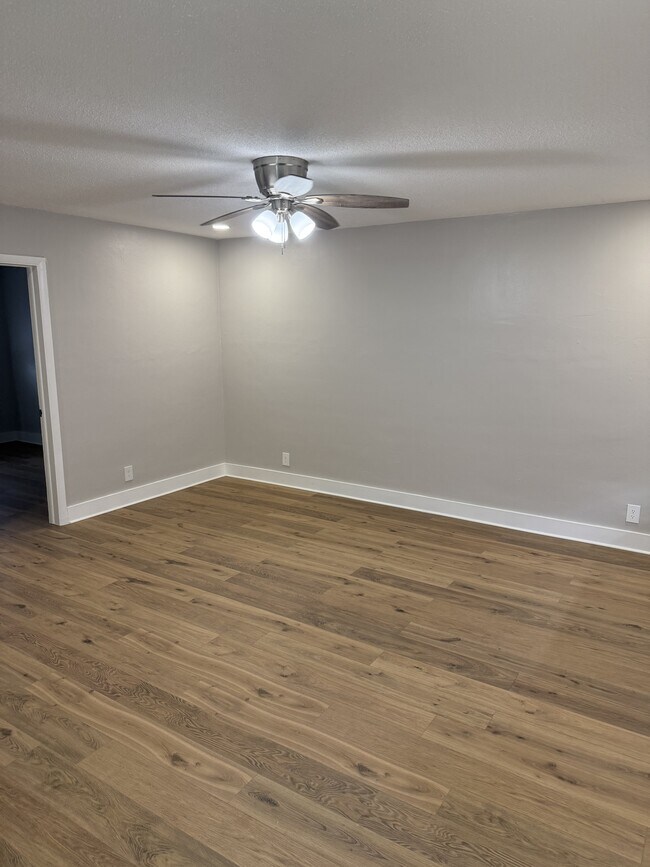 Foto del edificio - 1331 Holly Heights Dr