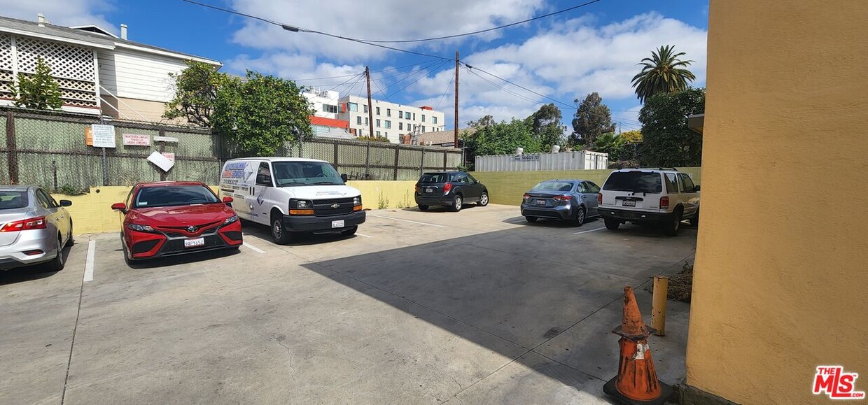 Building Photo - 323 N Virgil Ave