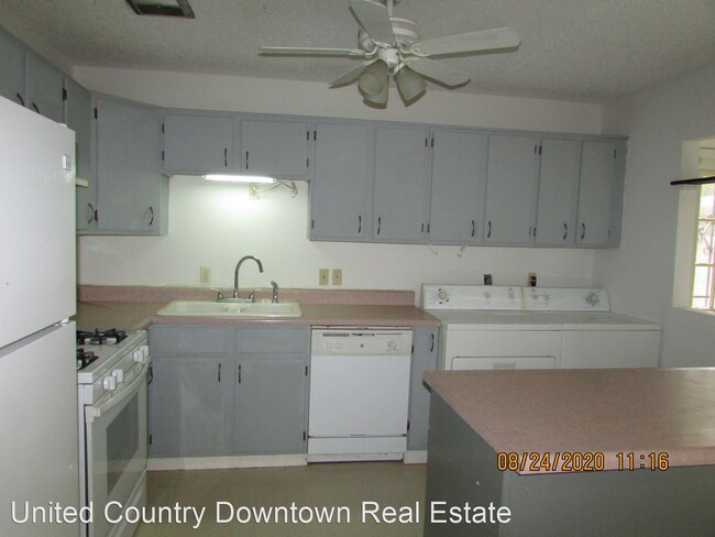 Building Photo - 3 br, 1.5 bath House - 216 W. Plum