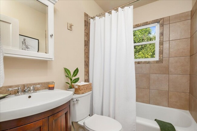 Building Photo - 2 Bedroom Cottage in the North End with to...