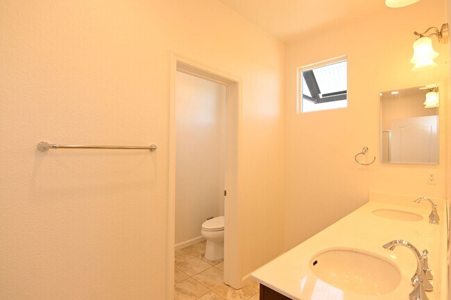 Foto del edificio - Stunning Tri Level Home with AC, 3 bd / 3....